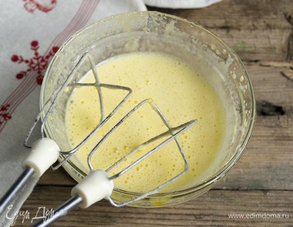 Желтки и 1 столовую ложку меда взбиваем 5 минут.