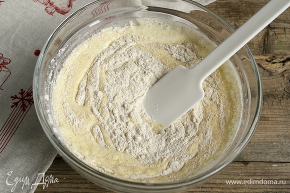 Смешиваем сухие ингредиенты со взбитыми желтками, небольшими порциями добавляем взбитые с медом белки, замешиваем тесто.