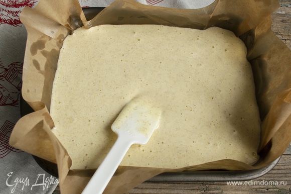 Смазываем пергамент растительным маслом, кладем в форму, выливаем тесто.