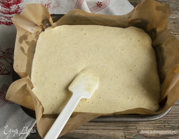 Смазываем пергамент растительным маслом, кладем в форму, выливаем тесто.