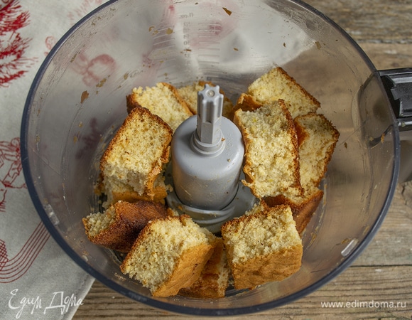 Нарезаем бисквит кубиками, отправляем в блендер.