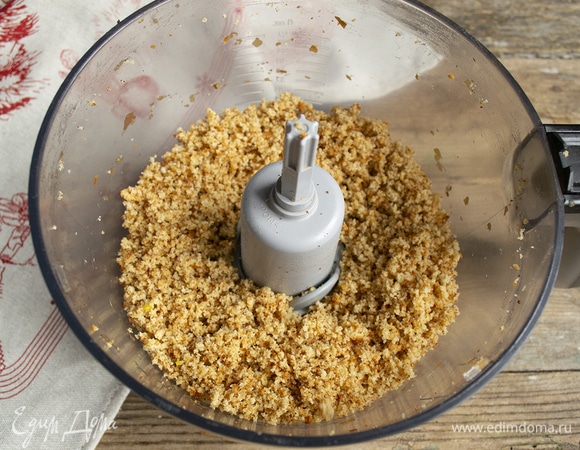 Измельчаем несколько минут, пока не получатся мелкие бисквитные крошки.