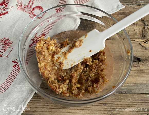 Финики вместе с коньяком и грецкими орехами измельчаем.