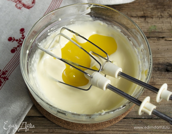 Делаем крем. Размягченное сливочное масло взбиваем 4 минуты, добавляем мед.