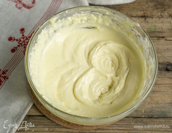 Взбиваем масло с медом примерно 7 минут, крем станет пышным и светлым.