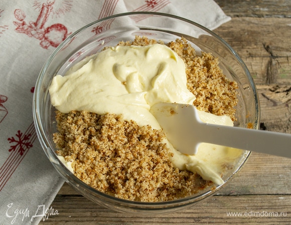 Смешиваем измельченные с орехами финики, бисквитные крошки и масляный медовый крем.