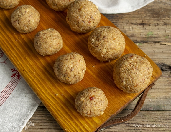 Формируем руками шарики весом по 70 г и по 35 г. Большие шарики — основание снеговиков, маленькие — головы.