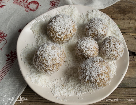 Обваливаем шарики в кокосовой стружке.
