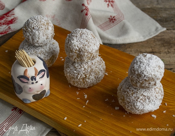 Собираем снеговиков. Советую соединить шарики зубочистками или бамбуковыми палочками для канапе.