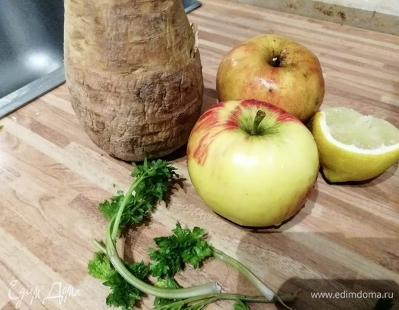 Очистить пастернак, яблоки будем использовать с кожурой. От лимона нам потребуется цедра и сок.