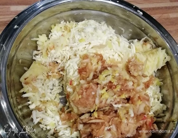 Пастернак и яблочки натереть на терке. Смешать ингредиенты для соуса и заправить им салат.