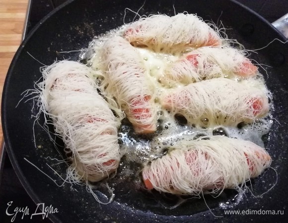 Обмотать каждый кусочек рыбки нитями теста и обжарить до золотистого цвета с обеих сторон. Выложить на полотенце.