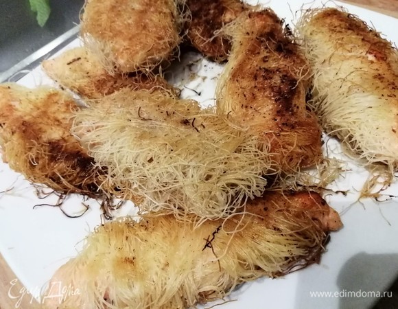 Я, честно говоря, не отмеряла 200 г теста, а взяла его приблизительное количество и щедро обматывала вокруг лосося.