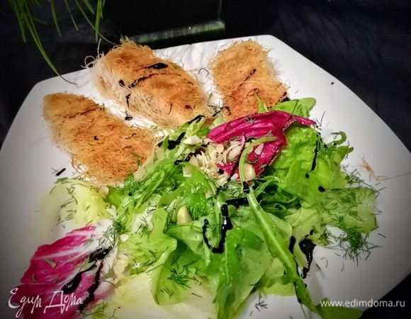 В качестве гарнира к хрустящим рыбным палочкам — свежий салат. Он отлично подошел к этому блюду.