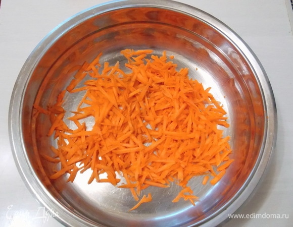 Морковь почистим и натрем на крупной терке. Кладем в миску.