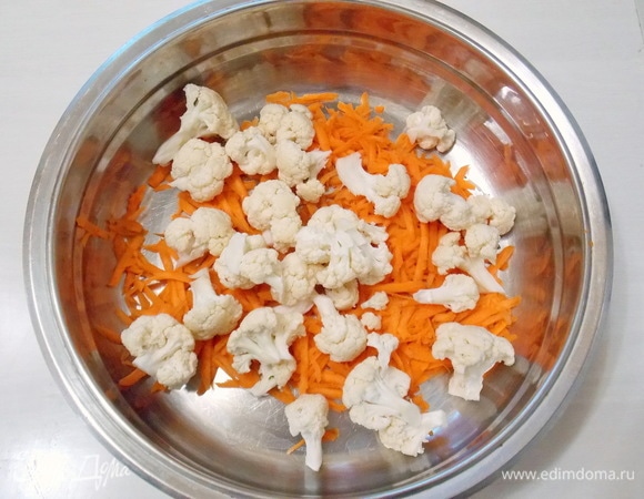 Цветную капусту разберем на соцветия и положим в миску с морковью.