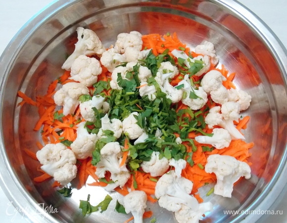 Нарежем петрушку и добавим к овощам.