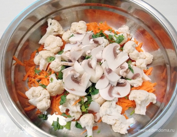 Шампиньон (у меня один, но очень крупный), нарежем на дольки и положим в миску.