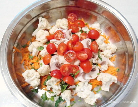 Черри разрежем пополам и добавим к овощам с грибами.