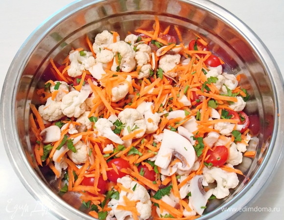 Посолим и перемешаем.