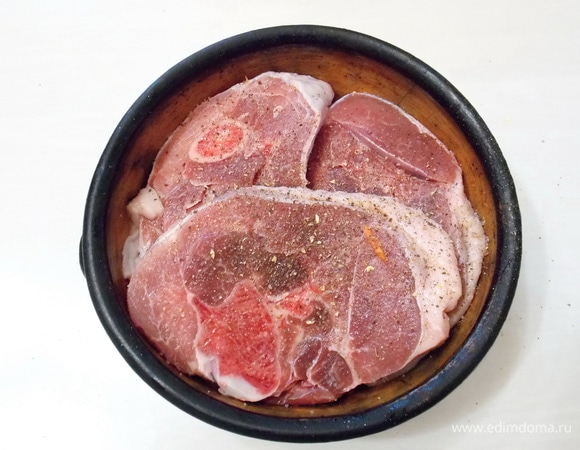 Берем глиняный горшок (идеально, если он не покрыт глазурью), ничем не смазываем и кладем половину овощей. Сверху укладываем индейку. У меня стейки, но можно взять плечо или крылья. Солим и перчим мясо.