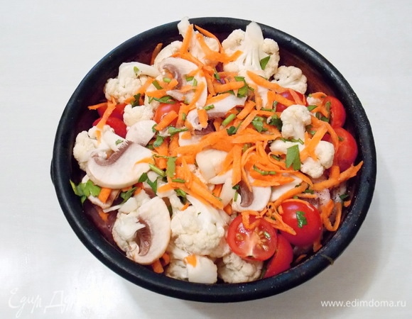 Сверху выкладываем оставшиеся овощи и закрываем крышкой.