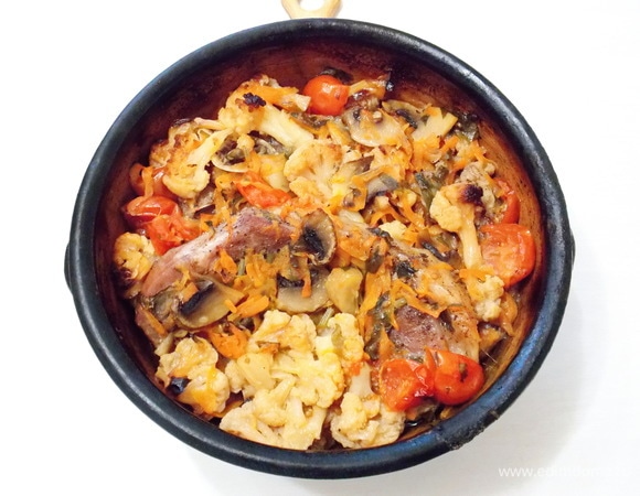 Ставим горшок в холодную духовку и устанавливаем температуру 180°C. Так как у нас нет в ней ни масла, ни дополнительной жидкости, ставим именно в холодную духовку, чтобы овощи успели выделить сок и не пригорели. Готовим в течение 2 часов. За это время овощи и индейка станут нежными и пропитаются ароматом и соком друг друга.