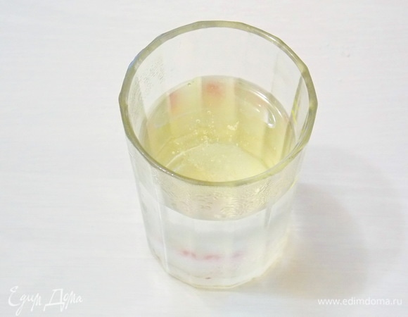 В стакан налить кипяток, добавить 1/2 чайной ложки соли и 1 столовую ложку масла. Перемешиваем до растворения соли.