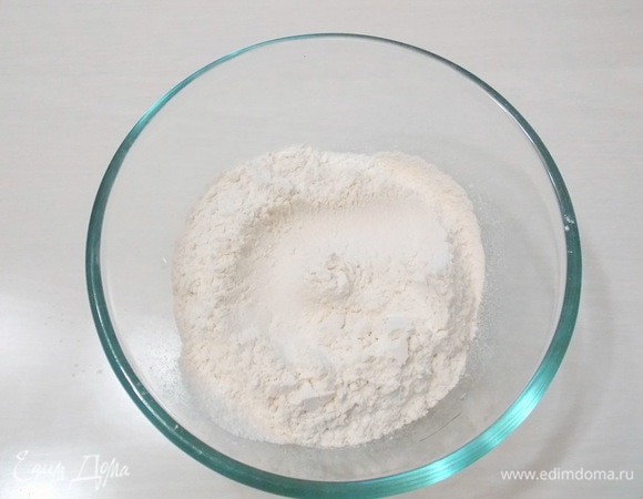 Муку просейте через мелкое сито. Это позволит избавится от мусора и насытить муку воздухом.