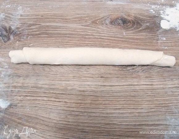 Сворачиваем их в плотные рулеты.