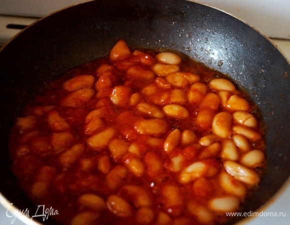 Готовим гарнир. Обжариваем фасоль, добавляем к ней томатную пасту.
