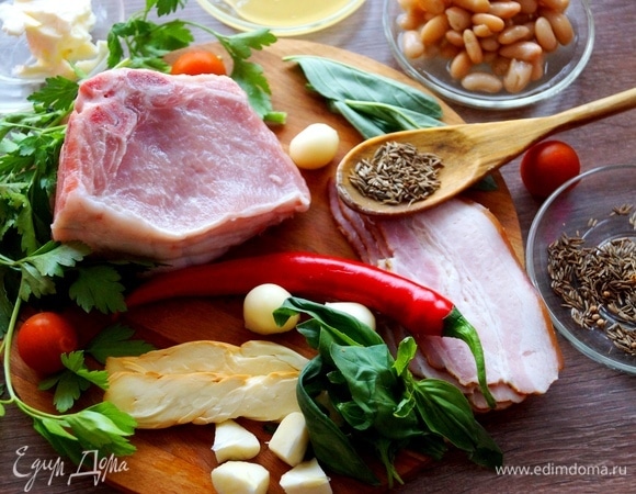 Готовим пряное масло. Растираем зиру и тимьян, нарезаем мелко чили без зерен, веточки розмарина, шалфей, петрушку. Смешиваем с маслом, оно должно стать зеленого оттенка.