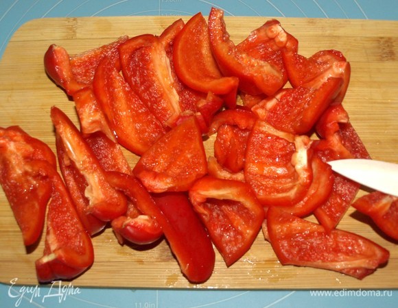 Приготовить спагетти, как указано на пачке производителя. Красный сладкий перец промыть, удалить плодоножку, семена и перегородки. Некрупно нарезать.