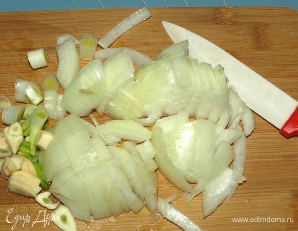 Лук и чеснок очистить. Некрупно нашинковать.