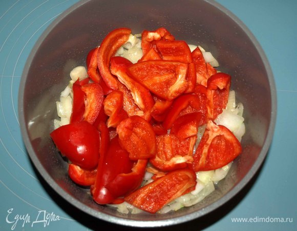 Добавить красный сладкий перец. Готовить до мягкости перца.