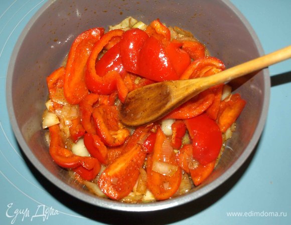 Добавить соль, черный молотый перец и молотый сладкий красный перец.
