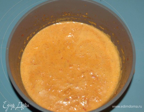 Снять с огня перец в сливках. Измельчить погружным блендером.