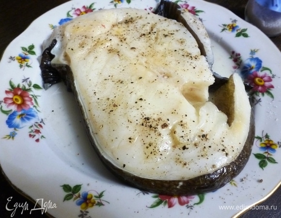 Зубатку (стейк) разморозить, но не до конца. Сбрызнуть соком лимона и оливковым маслом. Посолить и поперчить.