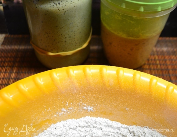 Сначала смешиваем сухие ингредиенты. Затем добавляем масло, воду слегка теплую. Закваску...