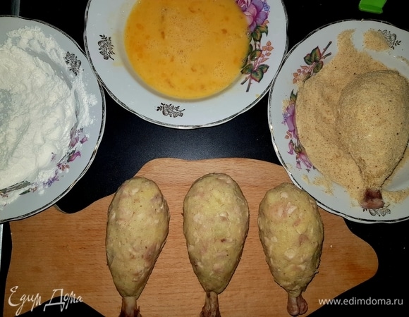 Каждую ножку обваливаем сначала в муке, затем в яйцах и в конце в панировочных сухарях.