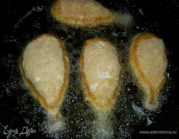 Жарим котлетки на раскаленном масле со всех сторон до золотистого цвета.