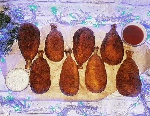 Для сметанного соуса смешать сметану, мелко порубленные чеснок и укроп, добавить специи и перемешать. Подавать котлетки на кости горячими с соусом Приятного аппетита!