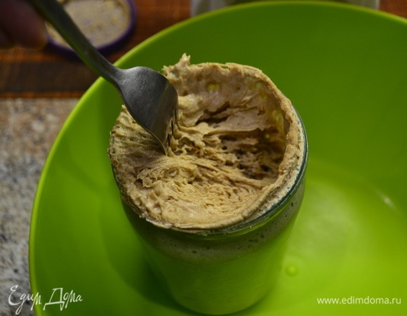 Закваску я выращиваю сама... Это очень занимательно, из разной муки разная на запах и подьем получается. Этой закваске восьмой день, и она прекрасно передает аромат уже хлеба. Смело начнем печь любимые хлеба.