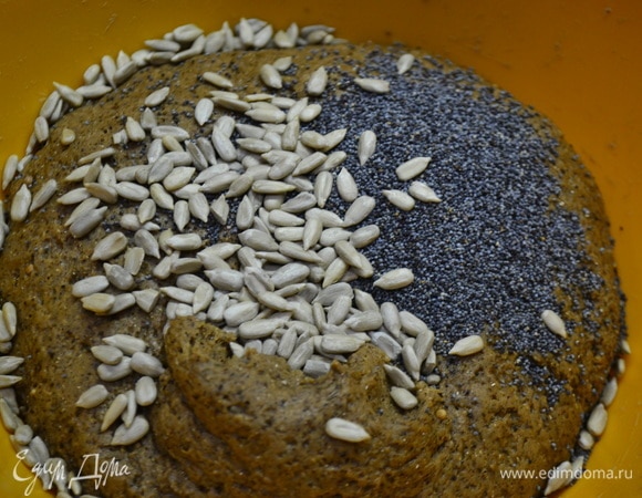 Добавляем мак, семечки в последнюю очередь, перемешиваем.