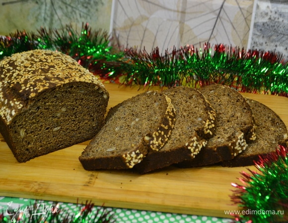 Если хлеб нарезать горячим, то срез получиться смазанным и будет казаться хлеб не допеченным. Так что, как бы ни было тяжело, набираемся сил и ждем.