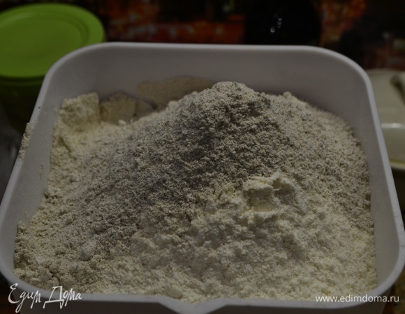 В первую очередь смешиваем муку...