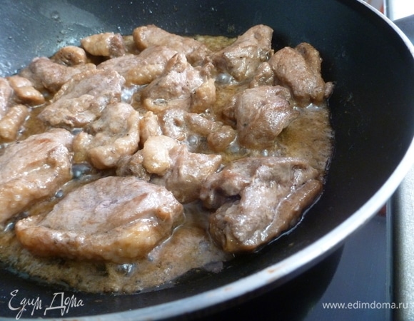 Утиное филе нарезать небольшими кусочками. Приготовить маринад из соевого соуса, сахара, сока лимона и сухого имбиря. Соевый соус достаточно соленый, его стоит развести водой, чтобы не пересолить мясо. Залить кусочки утки маринадом на 10–15 минут.