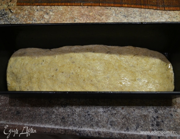 Затем тесто слегка обминаем и отправляем в форму еще на час в теплом месте подниматься. Перед отправкой в духовку смазываю верх заготовок закваской, разведенной в воде. Сверху сразу посыпать арахисом. Отправляем в разогретую до 200°C духовку на 45 минут. Также следите, когда образуется корочка и зубочистка будет сухой при прокалывании хлеба.