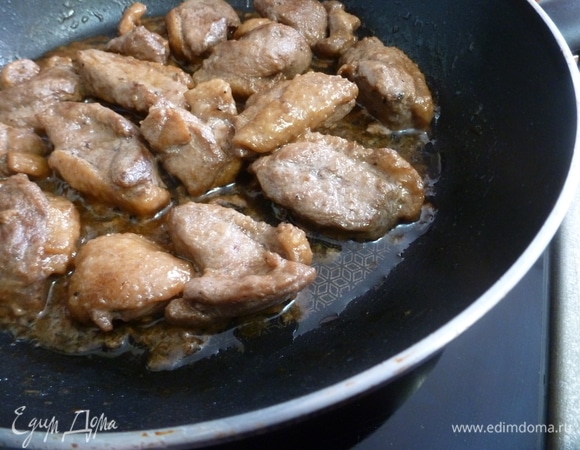 Обжарить кусочки утки в течение 10 минут, пока сок не выпарится. Пока мясо жарится, освободить горсть вишни от косточек. Вишня у меня замороженная.