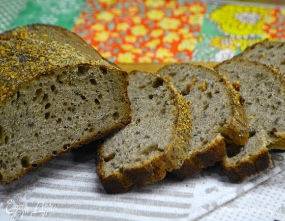 Готовый хлеб достаем из формы и ждем полного остывания. Если хлеб нарезать горячим, то срез получится смазанным и хлеб будет казаться не допеченным.